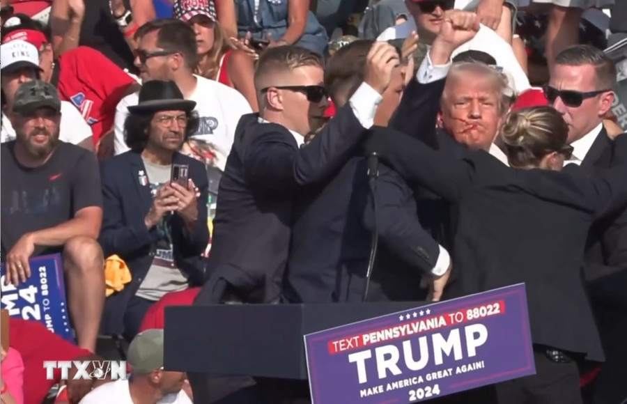 Ông Donald Trump được mật vụ Mỹ hộ tống khỏi sân khấu của sự kiện vận động tranh cử tại bang Pennsylvania sau khi xảy ra vụ nổ súng, ngày 13/7/2024. (Ảnh: THX/TTXVN) Ông Donald Trump được mật vụ Mỹ hộ tống khỏi sân khấu của sự kiện vận động tranh cử tại bang Pennsylvania sau khi xảy ra vụ nổ súng, ngày 13/7/2024. (Ảnh: THX/TTXVN)