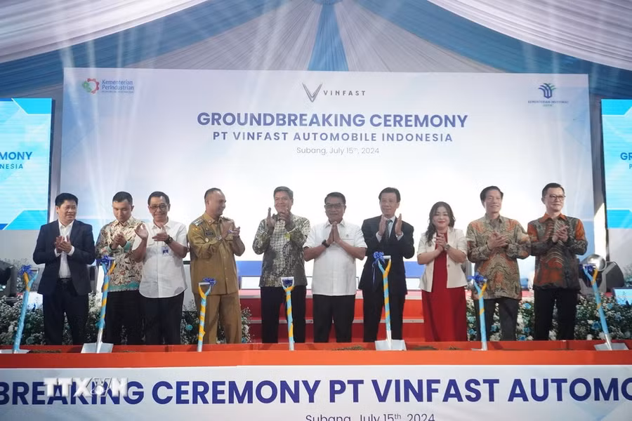 Các đại biểu thực hiện nghi lễ khởi công xây dựng nhà máy Dự án Nhà máy Lắp ráp Xe điện Vinfast. (Ảnh: Đào Trang/TTXVN)