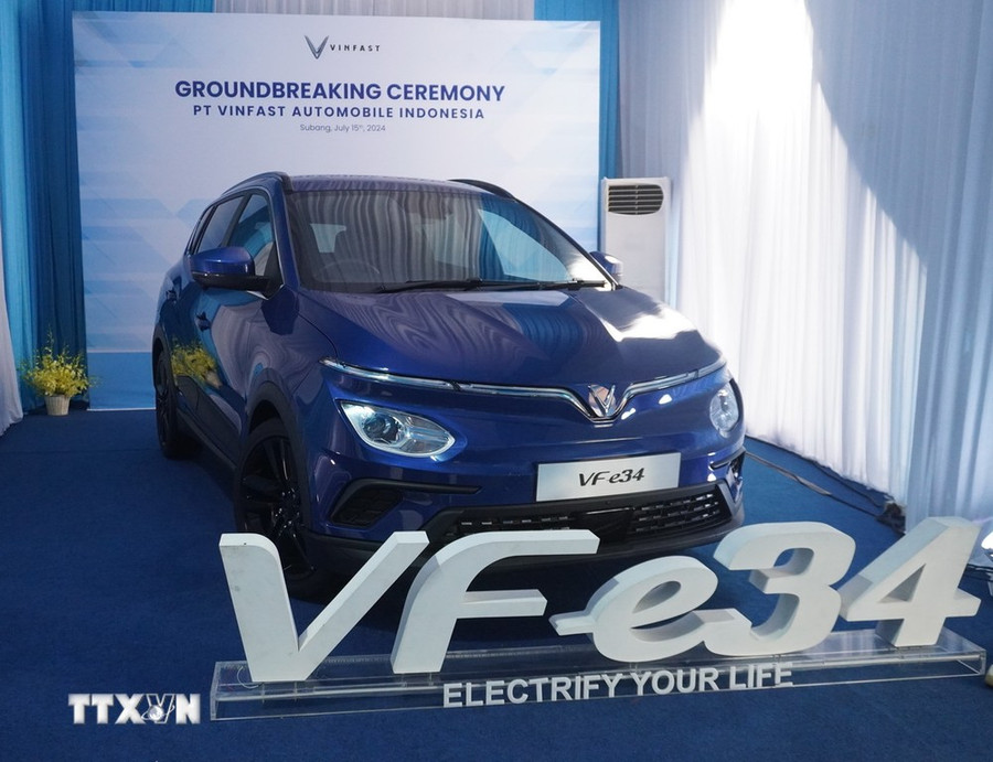 Mẫu xe điện VFe34 trưng bày tại Lễ khởi công. (Ảnh: Đào Trang/TTXVN)
