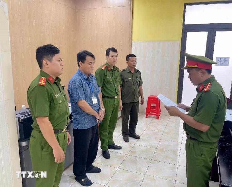 Cơ quan Cảnh sát điều tra Công an tỉnh Đồng Nai tống đạt Quyết định khởi tố bị can và thi hành Lệnh bắt bị can để tạm giam đối với Đặng Trần Huy. (Ảnh: Nguyễn Tiến Đạt/TTXVN phát) Cơ quan Cảnh sát điều tra Công an tỉnh Đồng Nai tống đạt Quyết định khởi tố bị can và thi hành Lệnh bắt bị can để tạm giam đối với Đặng Trần Huy. (Ảnh: Nguyễn Tiến Đạt/TTXVN phát)