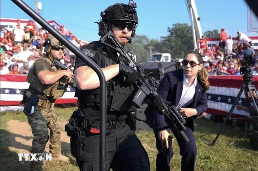 Nhân viên mật vụ Mỹ phong tỏa hiện trường vụ nổ súng nhằm vào cựu Tổng thống Donald Trump ở thành phố Butler, bang Pennsylvania, ngày 13/7/2024. (Ảnh: AP/TTXVN) Nhân viên mật vụ Mỹ phong tỏa hiện trường vụ nổ súng nhằm vào cựu Tổng thống Donald Trump ở thành phố Butler, bang Pennsylvania, ngày 13/7/2024. (Ảnh: AP/TTXVN)