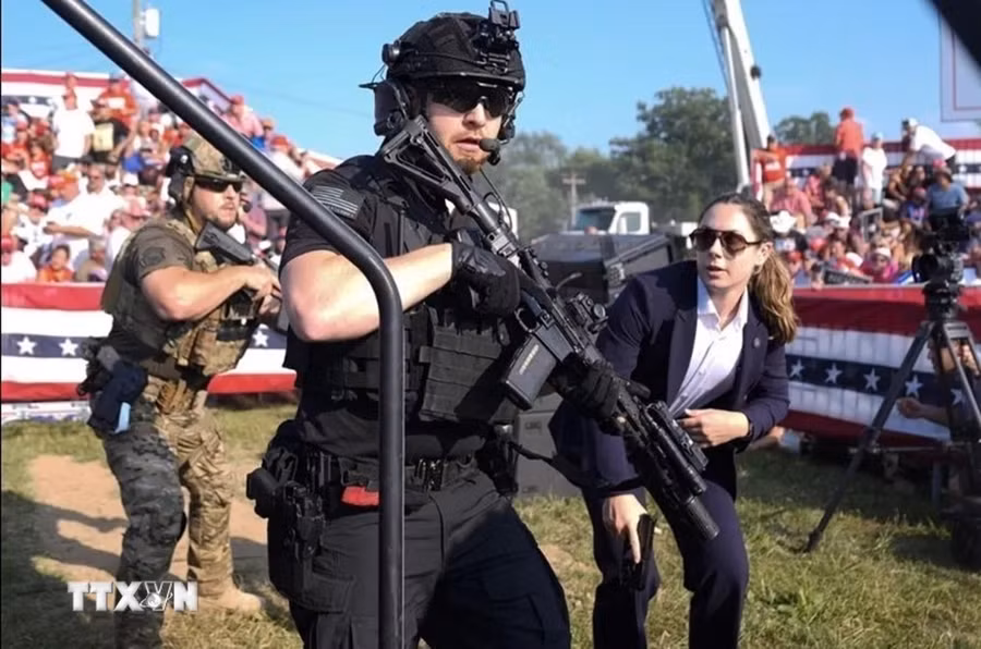 Nhân viên mật vụ Mỹ phong tỏa hiện trường vụ nổ súng nhằm vào cựu Tổng thống Donald Trump ở thành phố Butler, bang Pennsylvania, ngày 13/7/2024. (Ảnh: AP/TTXVN)