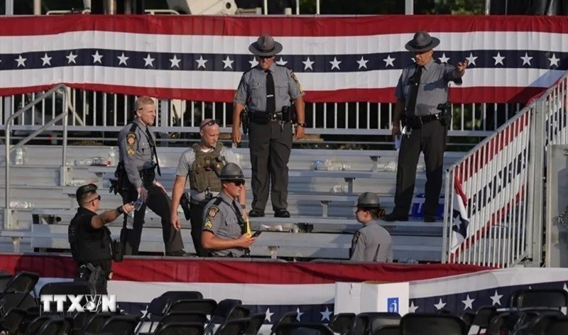 Lực lượng thực thi pháp luật Mỹ phong tỏa hiện trường vụ nổ súng nhằm vào cựu Tổng thống Donald Trump ở thành phố Butler, bang Pennsylvania, ngày 13/7/2024. (Ảnh: AP/TTXVN) Lực lượng thực thi pháp luật Mỹ phong tỏa hiện trường vụ nổ súng nhằm vào cựu Tổng thống Donald Trump ở thành phố Butler, bang Pennsylvania, ngày 13/7/2024. (Ảnh: AP/TTXVN)