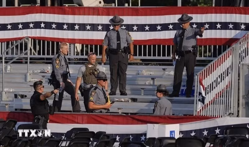 Lực lượng thực thi pháp luật Mỹ phong tỏa hiện trường vụ nổ súng nhằm vào cựu Tổng thống Donald Trump ở thành phố Butler, bang Pennsylvania, ngày 13/7/2024. (Ảnh: AP/TTXVN)