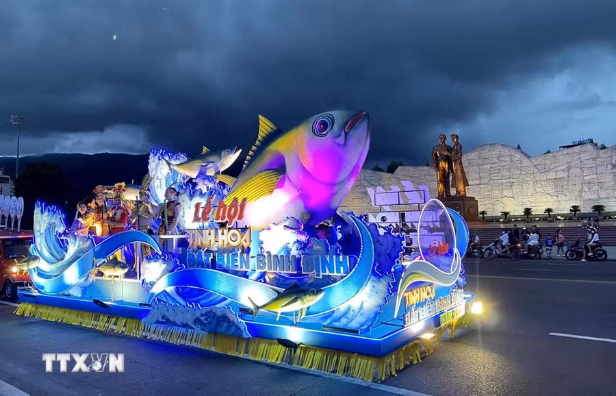 Đoàn xe diễu hành qua nhiều tuyến đường trung tâm thành phố Quy Nhơn. (Ảnh: Lê Phước Ngọc/TTXVN)