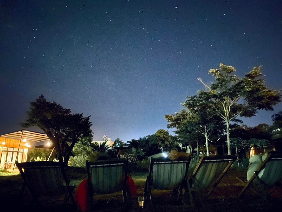 Du khách trải nghiệm ngắm sao trời trong không gian bình yên đêm mùa hè tại Paksong Farmstay Gia Lai (ảnh NVCC) Du khách trải nghiệm ngắm sao trời trong không gian bình yên đêm mùa hè tại Paksong Farmstay Gia Lai (ảnh NVCC)