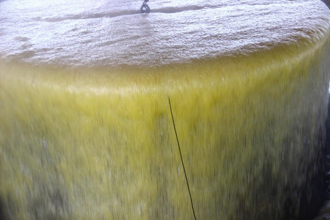 Nước mía sau khi đun nấu trong lò sẽ sủi bọt để lại lớp mật cô đọng phía dưới đáy nồi. Nước mía sau khi đun nấu trong lò sẽ sủi bọt để lại lớp mật cô đọng phía dưới đáy nồi.