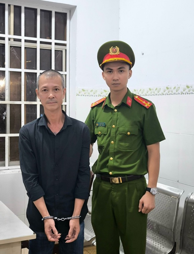 Nguyễn Tiến Lực tại cơ quan điều tra. Nguyễn Tiến Lực tại cơ quan điều tra.