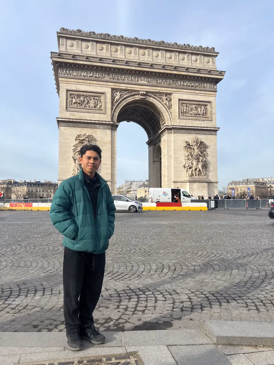 Trước Khải hoàn môn (Paris, Pháp).