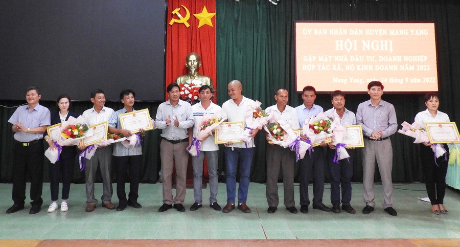 Chủ tịch UBND huyện Mang Yang tặng giấy khen cho các đơn vị có thành tích tiêu biểu trong hoạt động sản xuất kinh doanh. Ảnh: T.N Chủ tịch UBND huyện Mang Yang tặng giấy khen cho các đơn vị có thành tích tiêu biểu trong hoạt động sản xuất kinh doanh. Ảnh: T.N