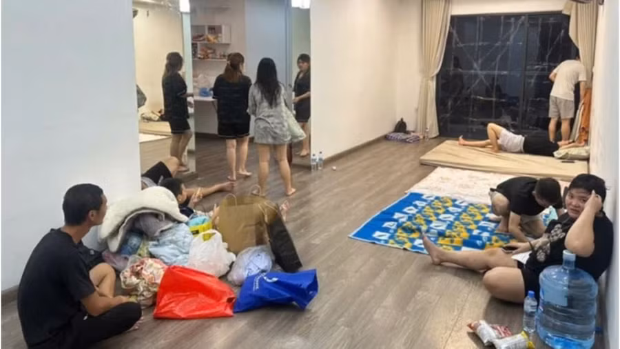 Nhiều gia đình ở Hà Nội rộng cửa đón người gặp khó khăn đến tránh bão.