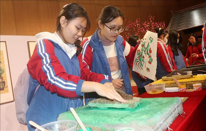 Học sinh Hạ Long trải nghiệm làm tranh Đông Hồ. Học sinh Hạ Long trải nghiệm làm tranh Đông Hồ.