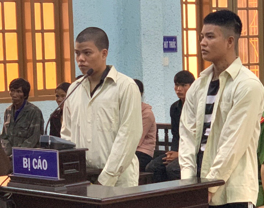 Bị cáo Rmah Djoang (bìa phải) và Rmah Nai tại phiên tòa. Ảnh: R.H Bị cáo Rmah Djoang (bìa phải) và Rmah Nai tại phiên tòa. Ảnh: R.H