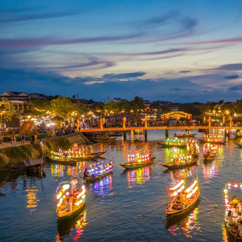 Ban đêm, sông Hoài chảy ngang phố cổ rực rỡ đèn lồng. Ban đêm, sông Hoài chảy ngang phố cổ rực rỡ đèn lồng.