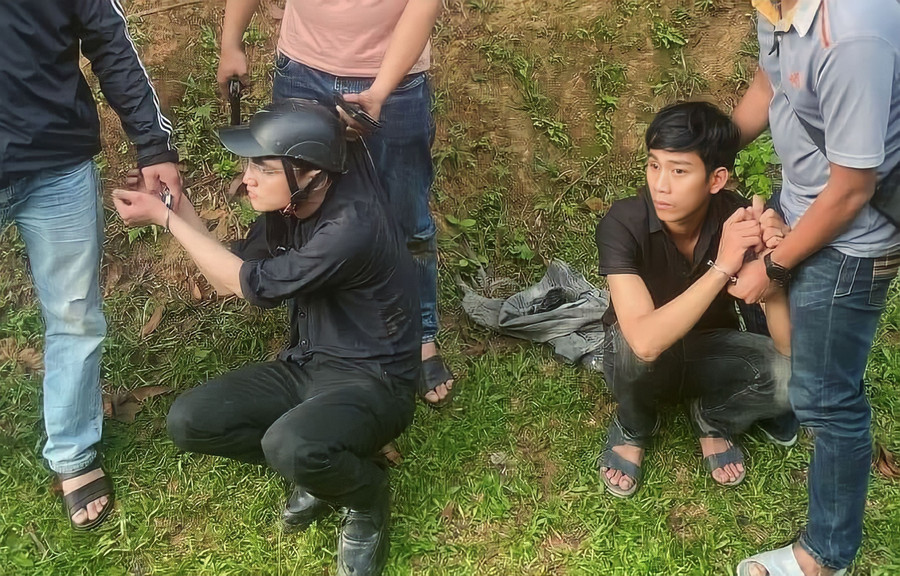 Hai đối tượng bị bắt khi chạy xe qua xã Ba Tô, huyện Ba Tơ, tỉnh Quảng Ngãi