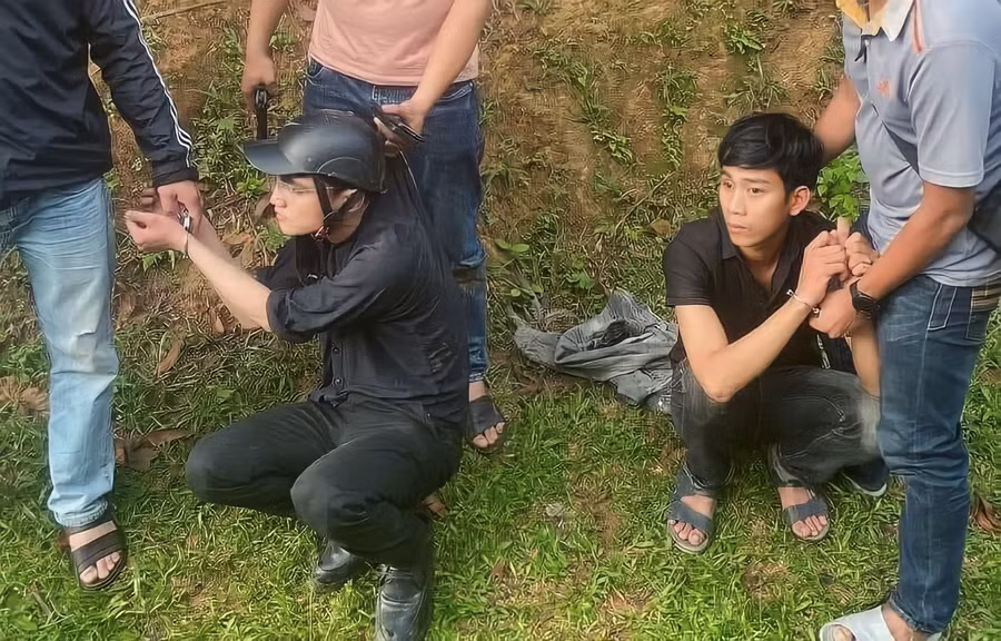 Hai đối tượng bị bắt khi chạy xe qua xã Ba Tô, huyện Ba Tơ, tỉnh Quảng Ngãi