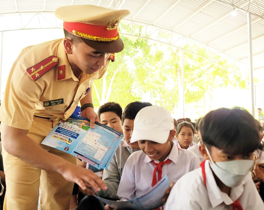 Lực lượng CSGT Công an tỉnh tuyên truyền Luật giao thông đường bộ cho học sinh. Ảnh: Hạ Vy
