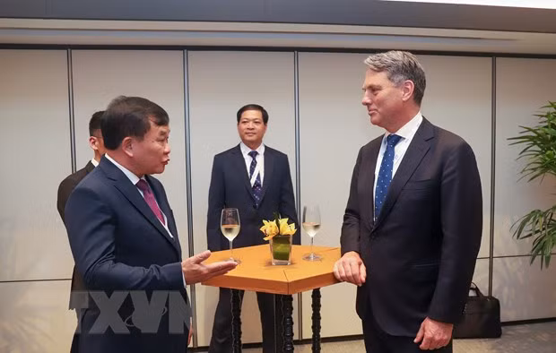 Thượng tướng Hoàng Xuân Chiến, Thứ trưởng Quốc phòng gặp Phó Thủ tướng, Bộ trưởng Quốc phòng Australia Richard Donald Marles tối 2/6. (Ảnh: Lê Dương/TTXVN)
