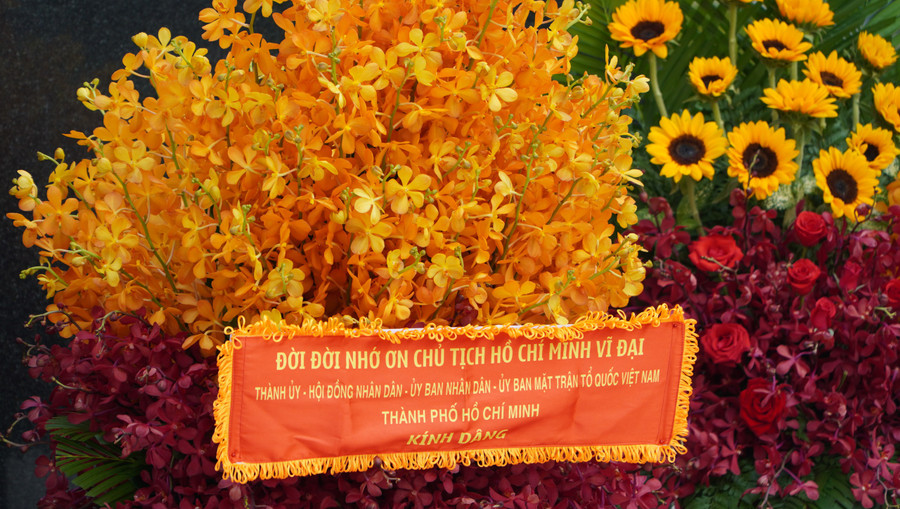 Bí thư Thành ủy TP HCM Nguyễn Văn Nên đại diện đoàn lãnh đạo dâng hoa lên Chủ tịch Hồ Chí Minh Bí thư Thành ủy TP HCM Nguyễn Văn Nên đại diện đoàn lãnh đạo dâng hoa lên Chủ tịch Hồ Chí Minh