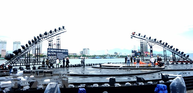 Sân khấu được hoàn thiện những khâu trang trí cuối cùng cho đêm khai mạc ngày 2/6 sắp tới. (Ảnh: Quốc Dũng/TTXVN) Sân khấu được hoàn thiện những khâu trang trí cuối cùng cho đêm khai mạc ngày 2/6 sắp tới. (Ảnh: Quốc Dũng/TTXVN)