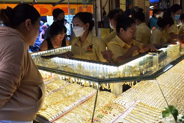 Giá vàng hôm nay của thế giới lúc 6 giờ ngày 12-3 giao dịch tại 2.185 USD/ounce