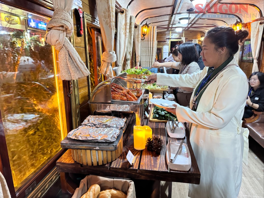 Du khách trải nghiệm trên tuyến tàu chạy đêm tại Đà Lạt. Ảnh: ĐOÀN KIÊN Du khách trải nghiệm trên tuyến tàu chạy đêm tại Đà Lạt. Ảnh: ĐOÀN KIÊN