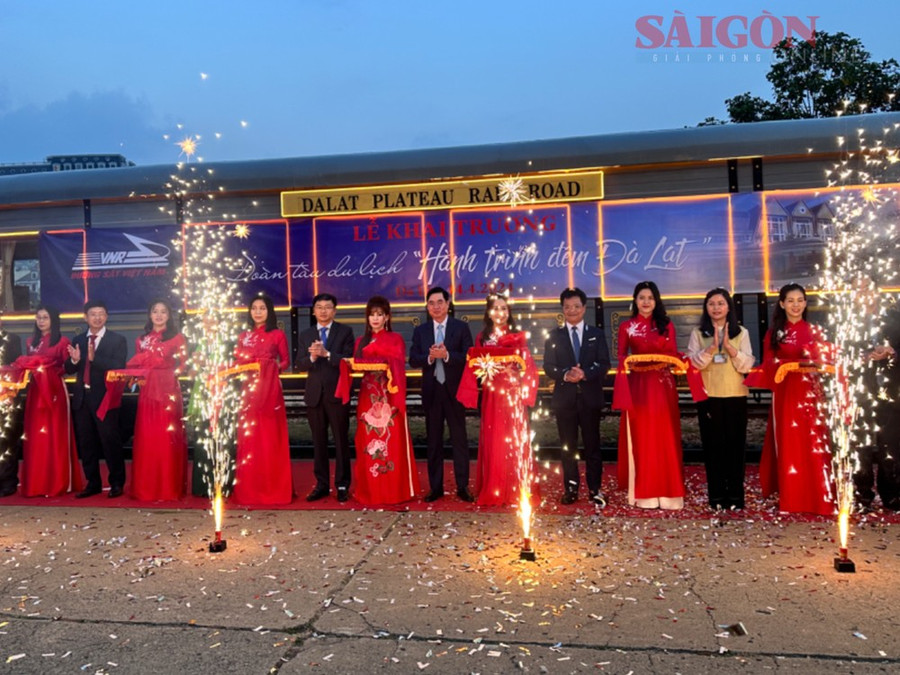 Các đại biểu cắt băng khai trương tại buổi lễ. Ảnh: ĐOÀN KIÊN Các đại biểu cắt băng khai trương tại buổi lễ. Ảnh: ĐOÀN KIÊN