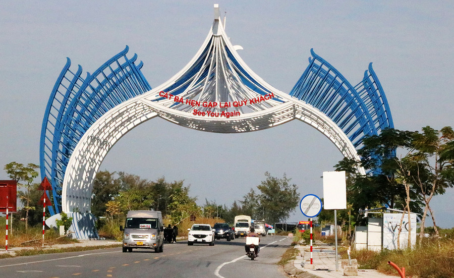 Để quảng bá cho hình ảnh quần đảo Cát Bà vừa trở thành Di sản thiên nhiên thế giới, UBND H.Cát Hải cho dựng cổng chào mang biểu tượng con voọc Cát Bà - loài đặc hữu đang đứng trước nguy cơ tuyệt chủng, hiện được bảo tồn và bảo vệ nghiêm ngặt trên đảo. Ảnh: GIANG LINH