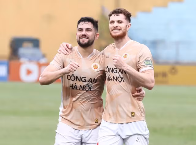 Jeferson Elías Geovane liên tục ghi bàn vào lưới LPBank HAGL