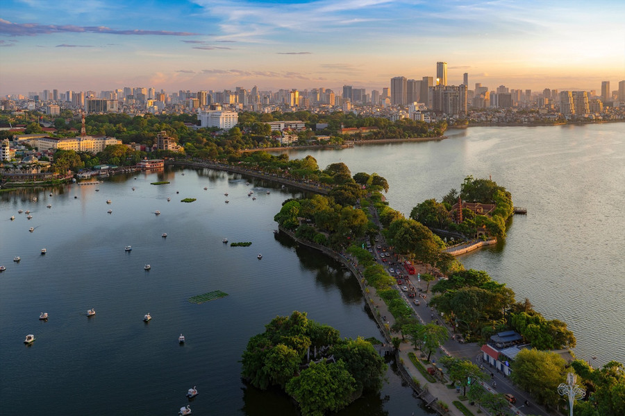 Đường Thanh Niên, xưa gọi là Cổ Ngư nằm bắc ngang giữa Hồ Tây, là một trong những con đường thơ mộng nhất Hà Nội. Ảnh: Đinh Mạnh Hà Đường Thanh Niên, xưa gọi là Cổ Ngư nằm bắc ngang giữa Hồ Tây, là một trong những con đường thơ mộng nhất Hà Nội. Ảnh: Đinh Mạnh Hà