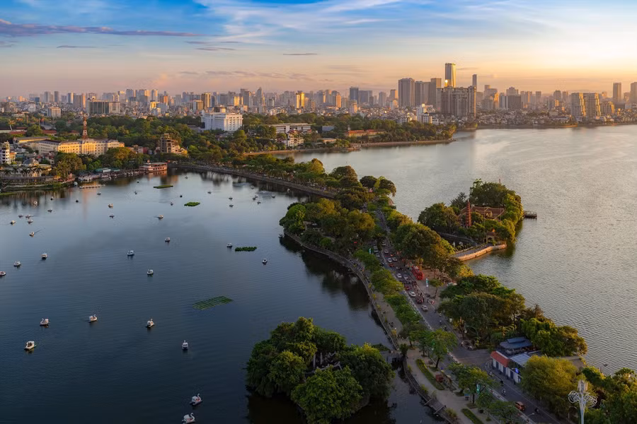 Đường Thanh Niên, xưa gọi là Cổ Ngư nằm bắc ngang giữa Hồ Tây, là một trong những con đường thơ mộng nhất Hà Nội. Ảnh: Đinh Mạnh Hà