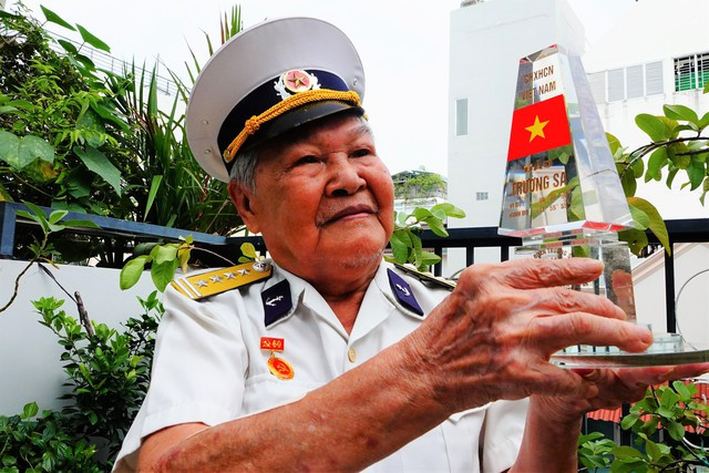 Đại tá Nguyễn Trung Cang nâng niu mô hình mốc chủ quyền Trường Sa, tháng 4.2023. Ảnh: Mai Thanh Hải