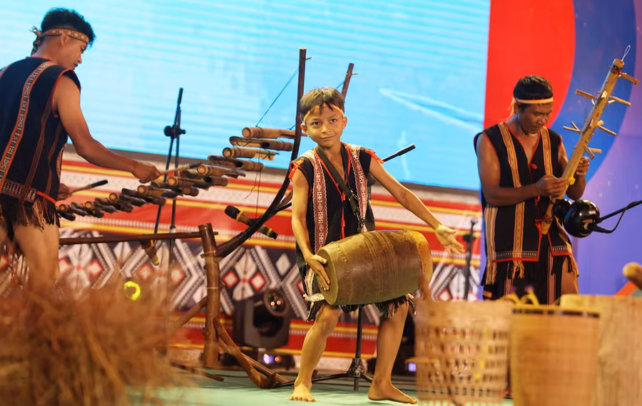 Nghệ nhân Gia Lai trình diễn nhạc cụ dân tộc. Ảnh: Nguyễn Quốc Nghệ nhân Gia Lai trình diễn nhạc cụ dân tộc. Ảnh: Nguyễn Quốc