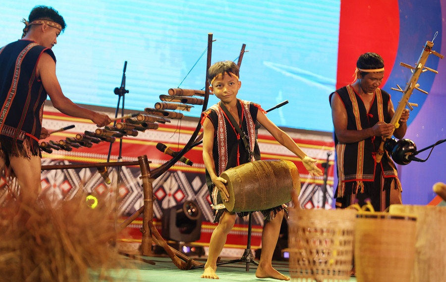 Nghệ nhân Gia Lai trình diễn nhạc cụ dân tộc. Ảnh: Nguyễn Quốc Nghệ nhân Gia Lai trình diễn nhạc cụ dân tộc. Ảnh: Nguyễn Quốc