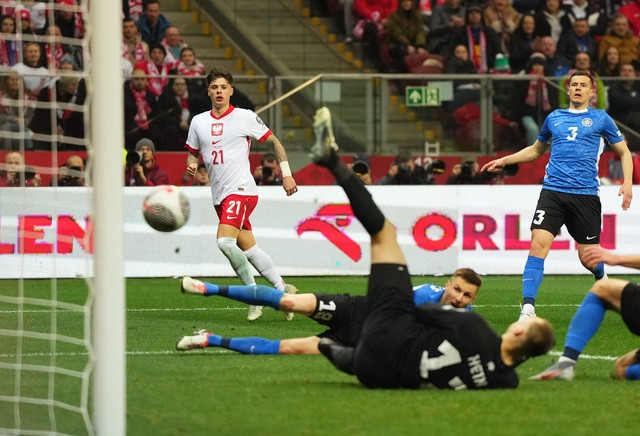 Karol Mets đá phản lưới nhà Estonia