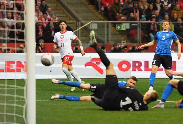 Karol Mets đá phản lưới nhà Estonia