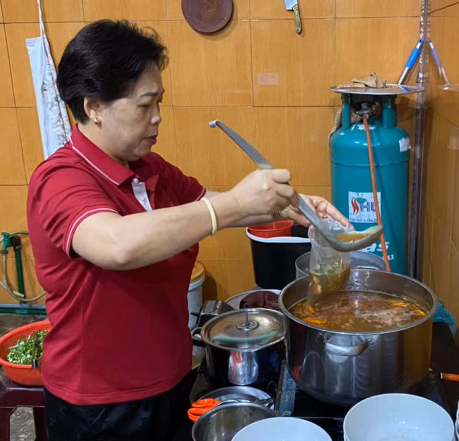 Bà Đoàn Thị Kim Liên nối nghiệp kinh doanh quán bún riêu của gia đình gần 30 năm qua. Ảnh: S.C