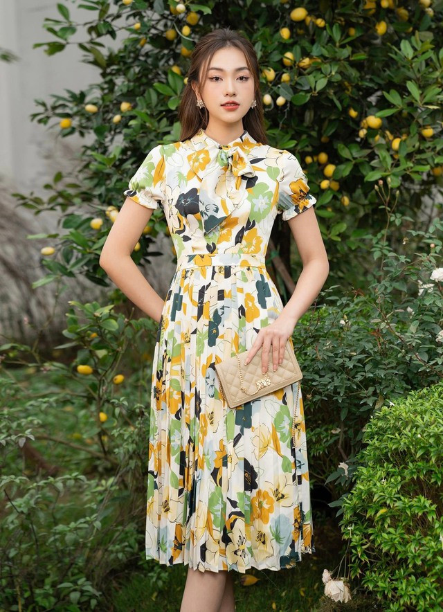 Với thiết kế bắt mắt và ấn tượng, chiếc đầm này sẽ là lựa chọn hoàn hảo khi mặc đến công sở hoặc thậm chí là đi tiệc trong hè này. Với chất liệu thoáng mát và gam màu tươi sáng, chi tiết tay áo phồng và phần cổ thắt nơ, nàng sẽ luôn cảm thấy xinh đẹp và tự tin mỗi khi sải bước. Với thiết kế bắt mắt và ấn tượng, chiếc đầm này sẽ là lựa chọn hoàn hảo khi mặc đến công sở hoặc thậm chí là đi tiệc trong hè này. Với chất liệu thoáng mát và gam màu tươi sáng, chi tiết tay áo phồng và phần cổ thắt nơ, nàng sẽ luôn cảm thấy xinh đẹp và tự tin mỗi khi sải bước.