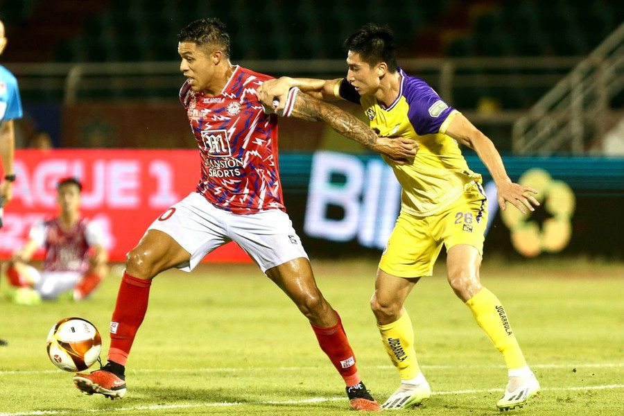 V-League đang diễn ra gay cấn. ẢNH: KHẢ HÒA