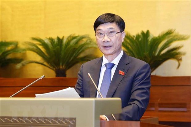 Chủ nhiệm Ủy ban Kinh tế của Quốc hội Vũ Hồng Thanh trình bày Báo cáo tóm tắt một số vấn đề lớn còn ý kiến khác nhau về dự án Luật Kinh doanh bất động sản (sửa đổi). (Ảnh: Doãn Tấn/TTXVN)