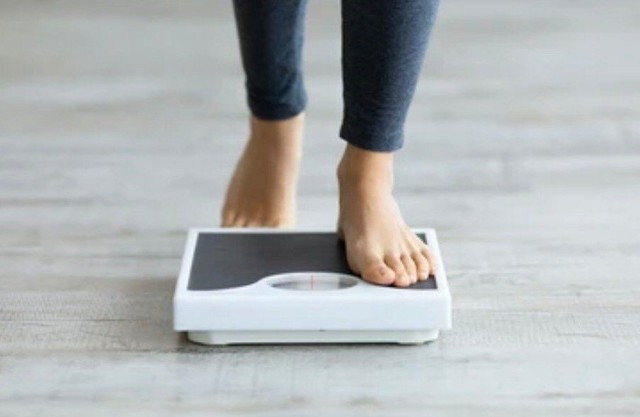 Nếu giảm cân không rõ lý do, người lớn tuổi càng nên theo dõi kỹ tình trạng sức khỏe của mình. Ảnh: Shutterstock Nếu giảm cân không rõ lý do, người lớn tuổi càng nên theo dõi kỹ tình trạng sức khỏe của mình. Ảnh: Shutterstock