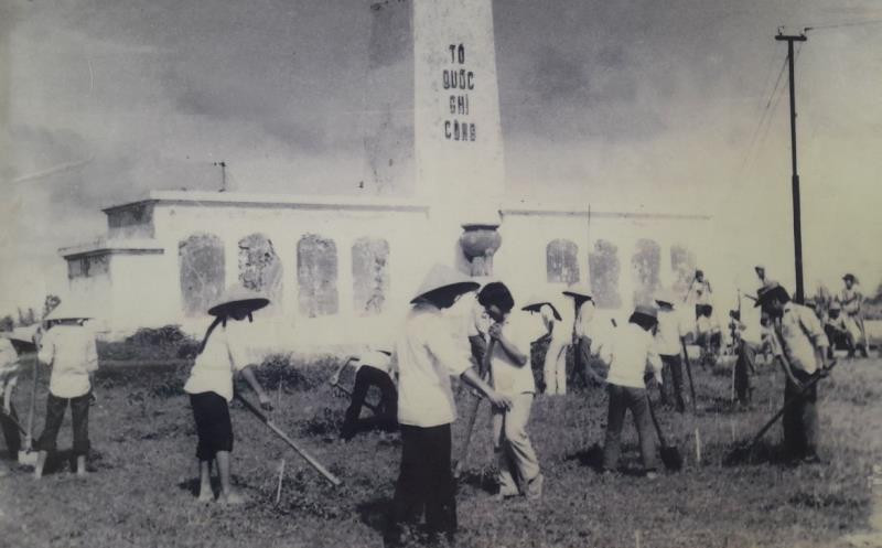 Đài ghi công liệt sĩ và bia 7 anh hùng tại thời điểm năm 1983, khi chưa xây dựng NTLS H.Vĩnh Linh.