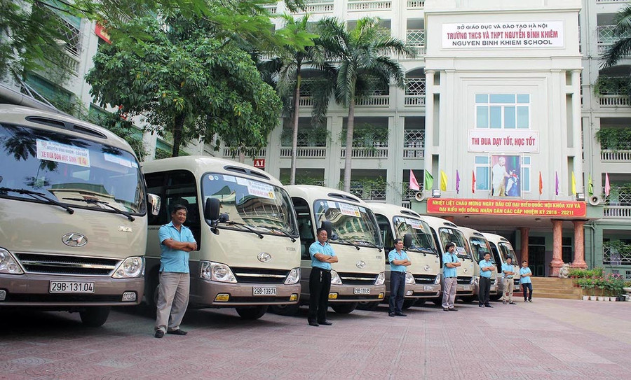 Xe đưa đón học sinh của hệ thống giáo dục Nguyễn Bỉnh Khiêm (Cầu Giấy, Hà Nội). Ảnh QH/Nguồn vietnamnet.vn Xe đưa đón học sinh của hệ thống giáo dục Nguyễn Bỉnh Khiêm (Cầu Giấy, Hà Nội). Ảnh QH/Nguồn vietnamnet.vn