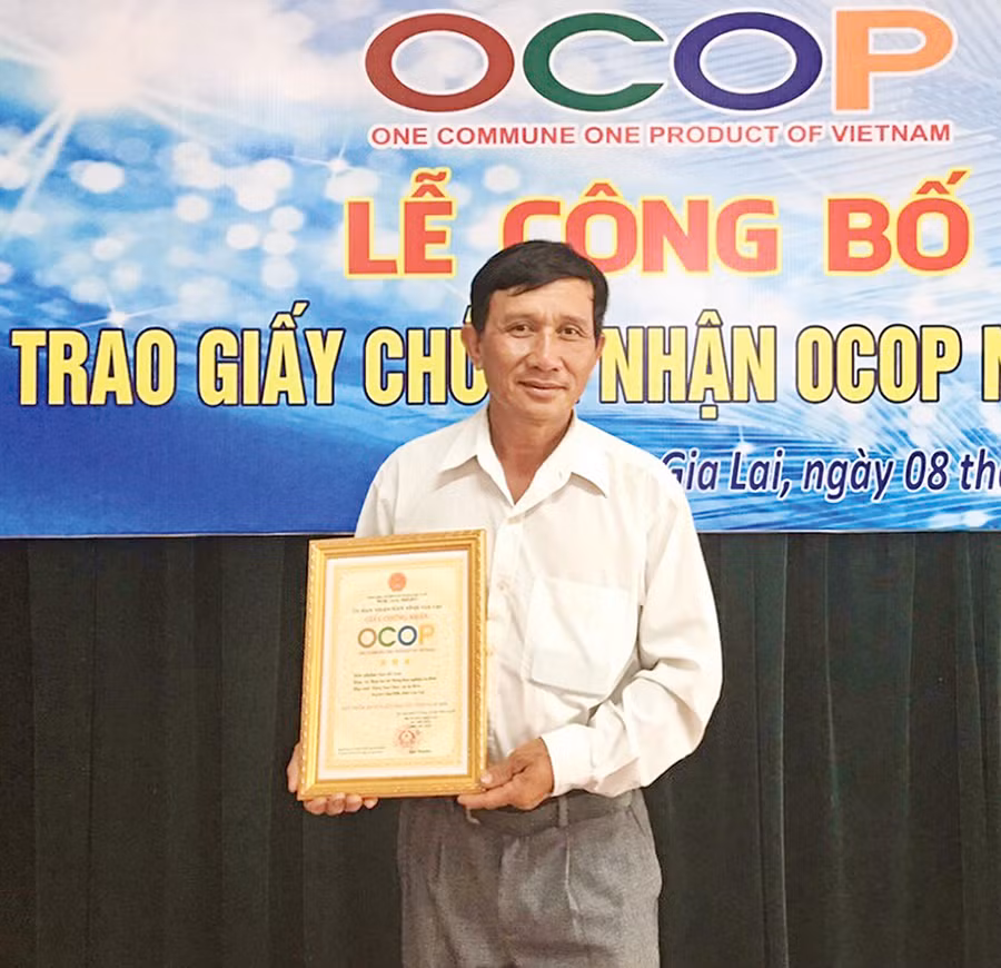 Ông Huỳnh Văn Ánh nhận chứng nhận sản phẩm OCOP cấp tỉnh năm 2021. Ảnh: Lê Nam