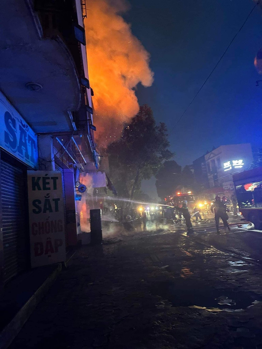 Lực lượng chức năng chữa cháy ở hiện trường. Lực lượng chức năng chữa cháy ở hiện trường.