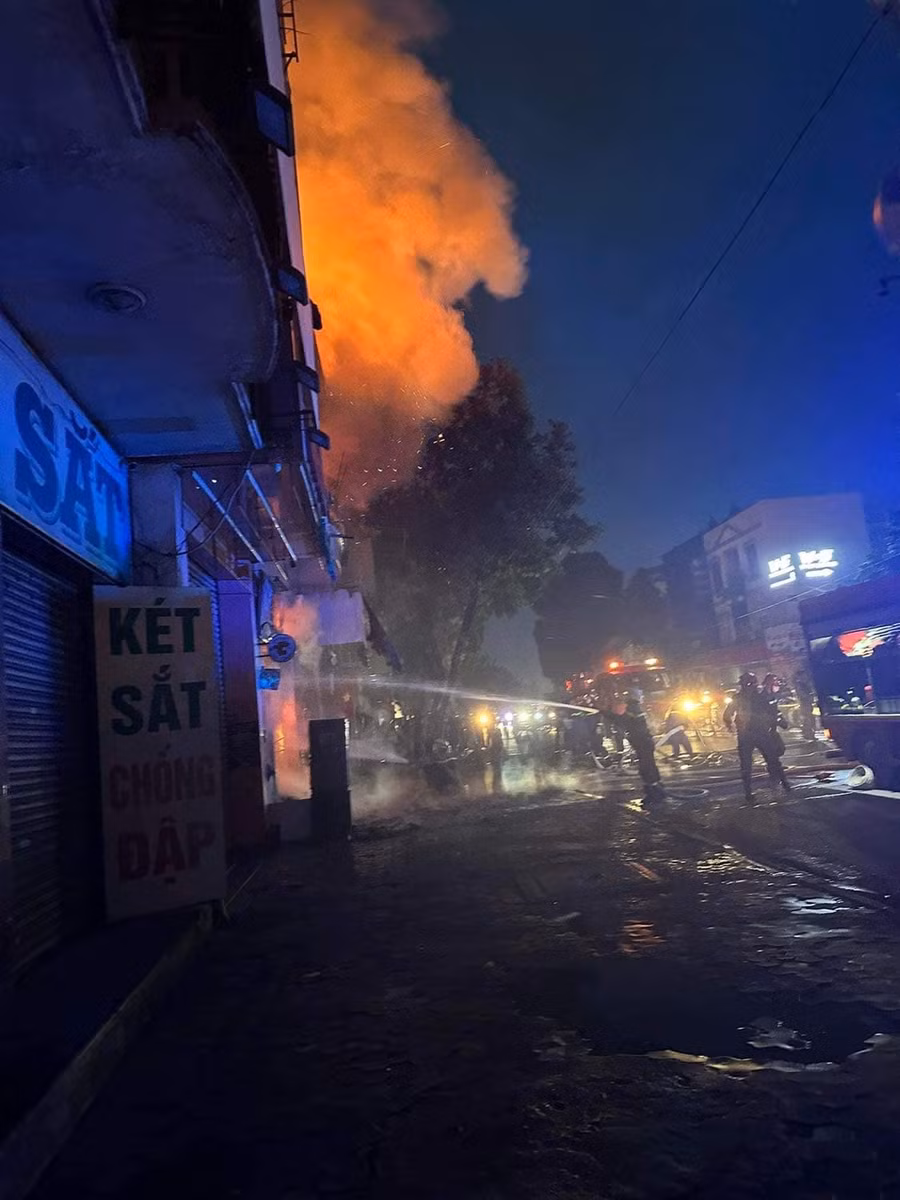 Lực lượng chức năng chữa cháy ở hiện trường. Lực lượng chức năng chữa cháy ở hiện trường.