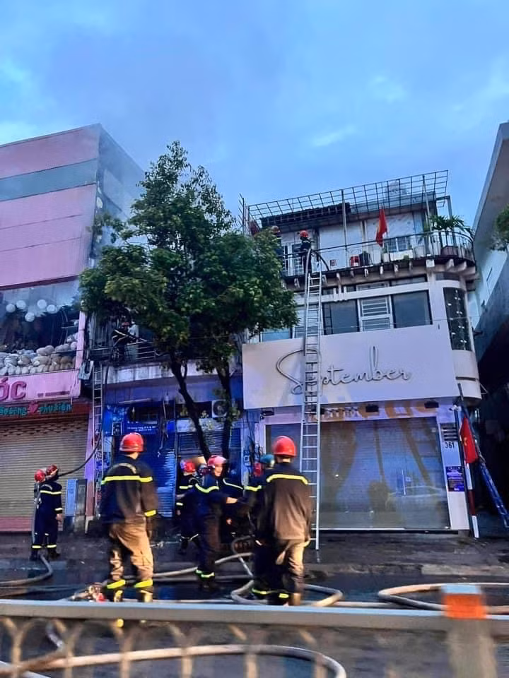 Lực lượng chức năng chữa cháy tại hiện trường.