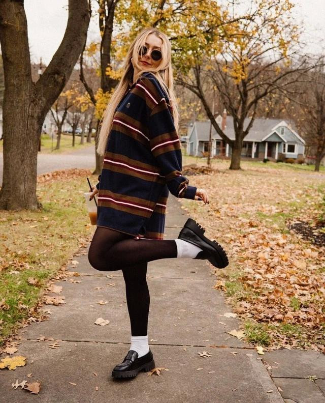 Đối với những cô gái có thân hình mũm mĩm, vấn đề kết hợp trang phục cũng trở thành một vấn đề nan giải mỗi khi đi chơi hay đi tiệc. Bạn cần chú ý tới những thiết kế phù hợp với vóc dáng để tạo cho mình một hình ảnh chỉn chu và đẹp mắt nhất. Những chiếc đầm dáng suông hoặc áo len oversized có độ dài phù hợp với chiều cao sẽ giúp bạn che đi khuyết điểm trên cơ thể. Fashionista Nicole Sereda chọn đi giày loafer đế răng cưa để tạo dựng phong cách trẻ trung, năng động. Ảnh @nicolealyseee Đối với những cô gái có thân hình mũm mĩm, vấn đề kết hợp trang phục cũng trở thành một vấn đề nan giải mỗi khi đi chơi hay đi tiệc. Bạn cần chú ý tới những thiết kế phù hợp với vóc dáng để tạo cho mình một hình ảnh chỉn chu và đẹp mắt nhất. Những chiếc đầm dáng suông hoặc áo len oversized có độ dài phù hợp với chiều cao sẽ giúp bạn che đi khuyết điểm trên cơ thể. Fashionista Nicole Sereda chọn đi giày loafer đế răng cưa để tạo dựng phong cách trẻ trung, năng động. Ảnh @nicolealyseee