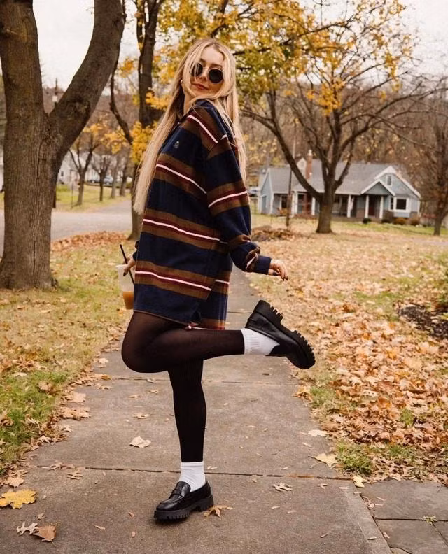 Đối với những cô gái có thân hình mũm mĩm, vấn đề kết hợp trang phục cũng trở thành một vấn đề nan giải mỗi khi đi chơi hay đi tiệc. Bạn cần chú ý tới những thiết kế phù hợp với vóc dáng để tạo cho mình một hình ảnh chỉn chu và đẹp mắt nhất. Những chiếc đầm dáng suông hoặc áo len oversized có độ dài phù hợp với chiều cao sẽ giúp bạn che đi khuyết điểm trên cơ thể. Fashionista Nicole Sereda chọn đi giày loafer đế răng cưa để tạo dựng phong cách trẻ trung, năng động. Ảnh @nicolealyseee Đối với những cô gái có thân hình mũm mĩm, vấn đề kết hợp trang phục cũng trở thành một vấn đề nan giải mỗi khi đi chơi hay đi tiệc. Bạn cần chú ý tới những thiết kế phù hợp với vóc dáng để tạo cho mình một hình ảnh chỉn chu và đẹp mắt nhất. Những chiếc đầm dáng suông hoặc áo len oversized có độ dài phù hợp với chiều cao sẽ giúp bạn che đi khuyết điểm trên cơ thể. Fashionista Nicole Sereda chọn đi giày loafer đế răng cưa để tạo dựng phong cách trẻ trung, năng động. Ảnh @nicolealyseee