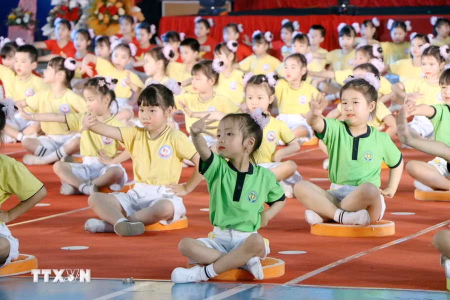 Việc phổ cập giáo dục mầm non sẽ thực hiện cho nhóm trẻ từ 3 đến 5 tuổi. (Ảnh: TTXVN)